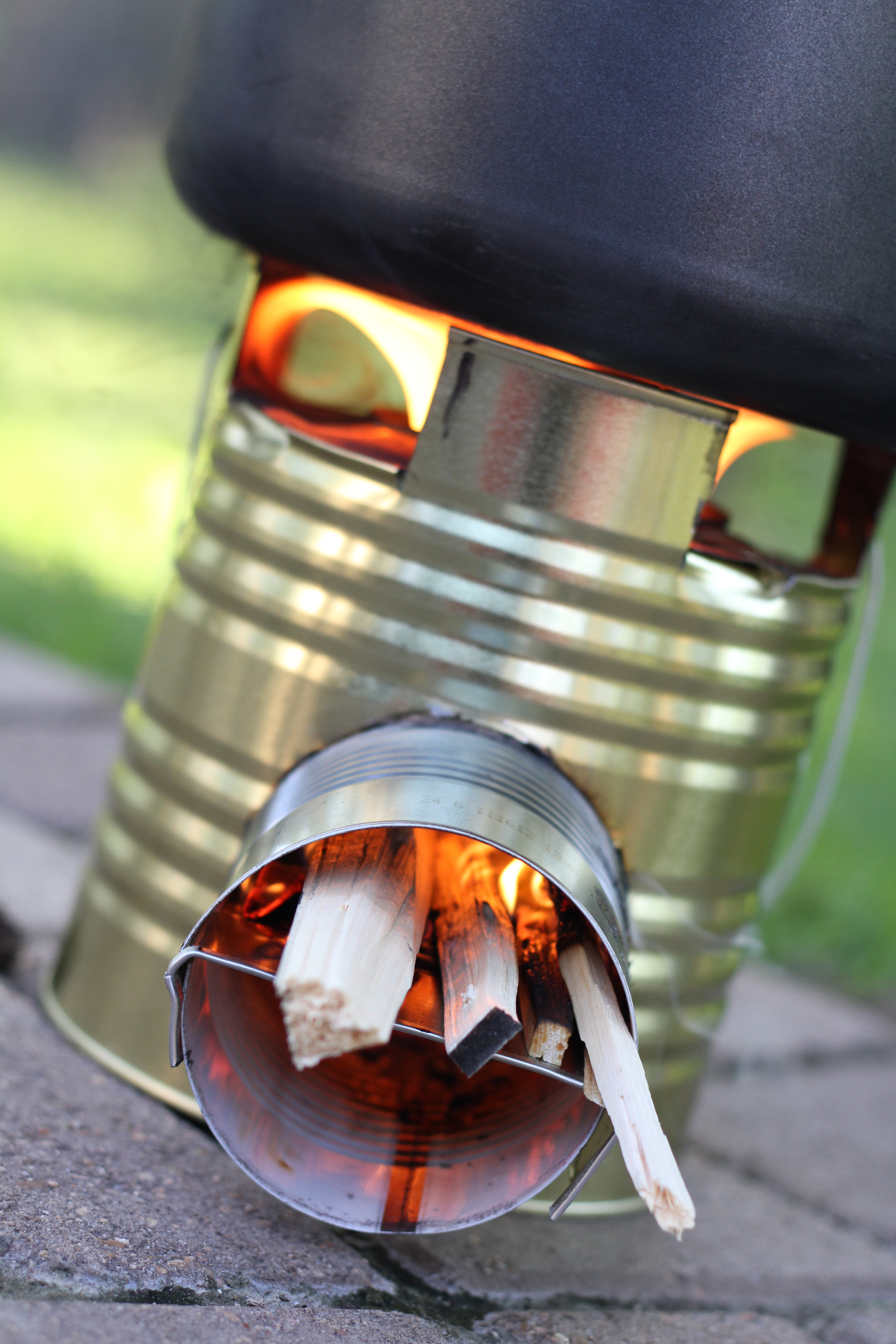 Construir un Rocket Stove-Una de las mejores y más eficientes maneras de cocinar en una emergencia! www.Prepared-Housewives.com alternativecooking # # # offgridcooking powerlesscooking