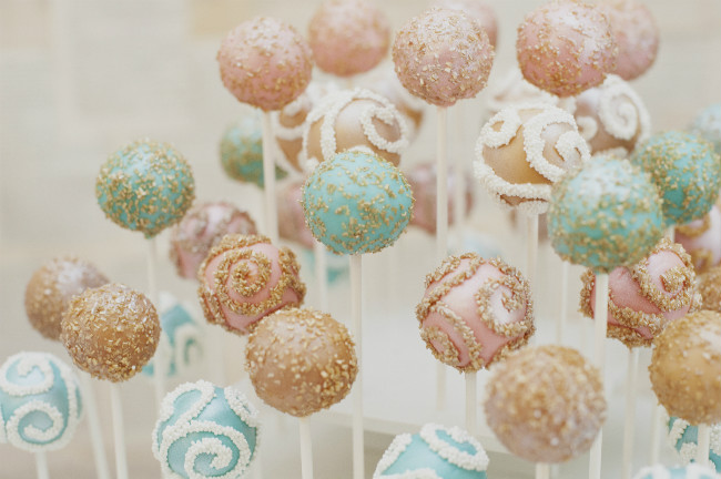 Easy instructions on how to make cake pops so they turn out perfect (or at least close to it)! - www.Prepared-Housewives.com #cakepops #foodstorage